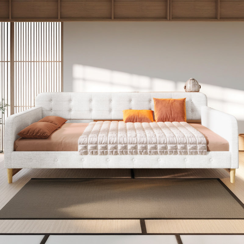 Grand lit de jour rembourré Alano avec accoudoirs et structure en bois, canapé-lit en tissu de lin, Beige