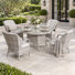 Ensemble de salle à manger de patio pour 4 personnes en osier avec table ronde en verre trempé, 4 fauteuils rembourrés et trou pour parasol