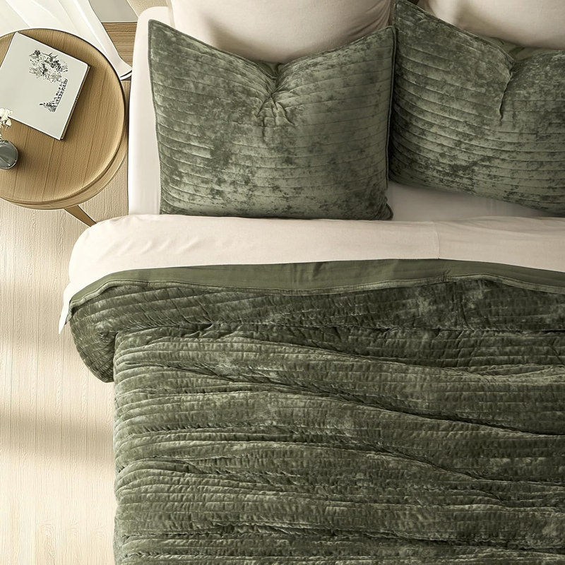 Ensemble de courtepointe Luxe Velvet Channel, Courtepointe très grand + 2 taies décoratives tr, Vert olive