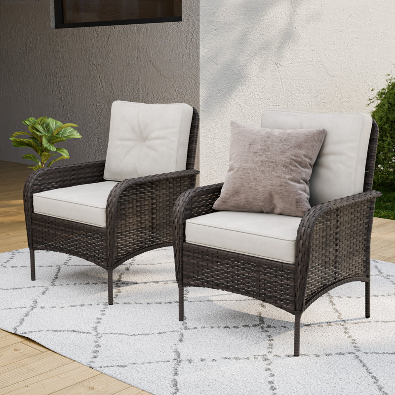 Chaises longues d'extérieur en rotin brun avec coussins beiges en osier (ensemble de 2)