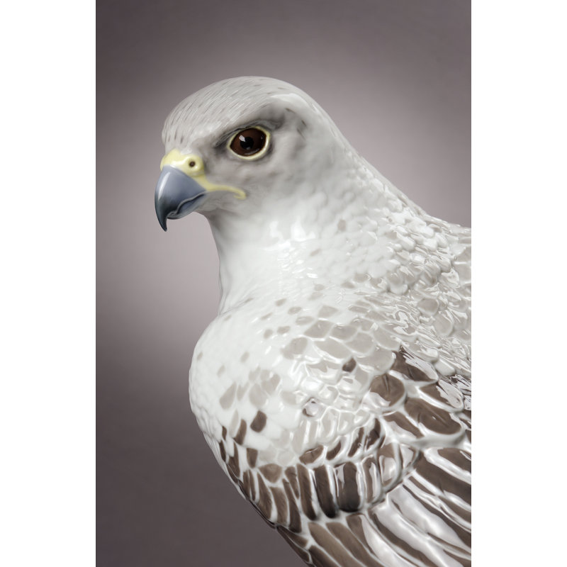 Figurine gyrfalcon