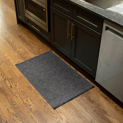Tapis gris foncé lavable en machine Brenly