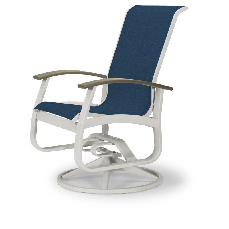 Chaise de patio pivotante Askar, Beachwood P40, Neige texturée, Bleu marine 13D Sunbrella®