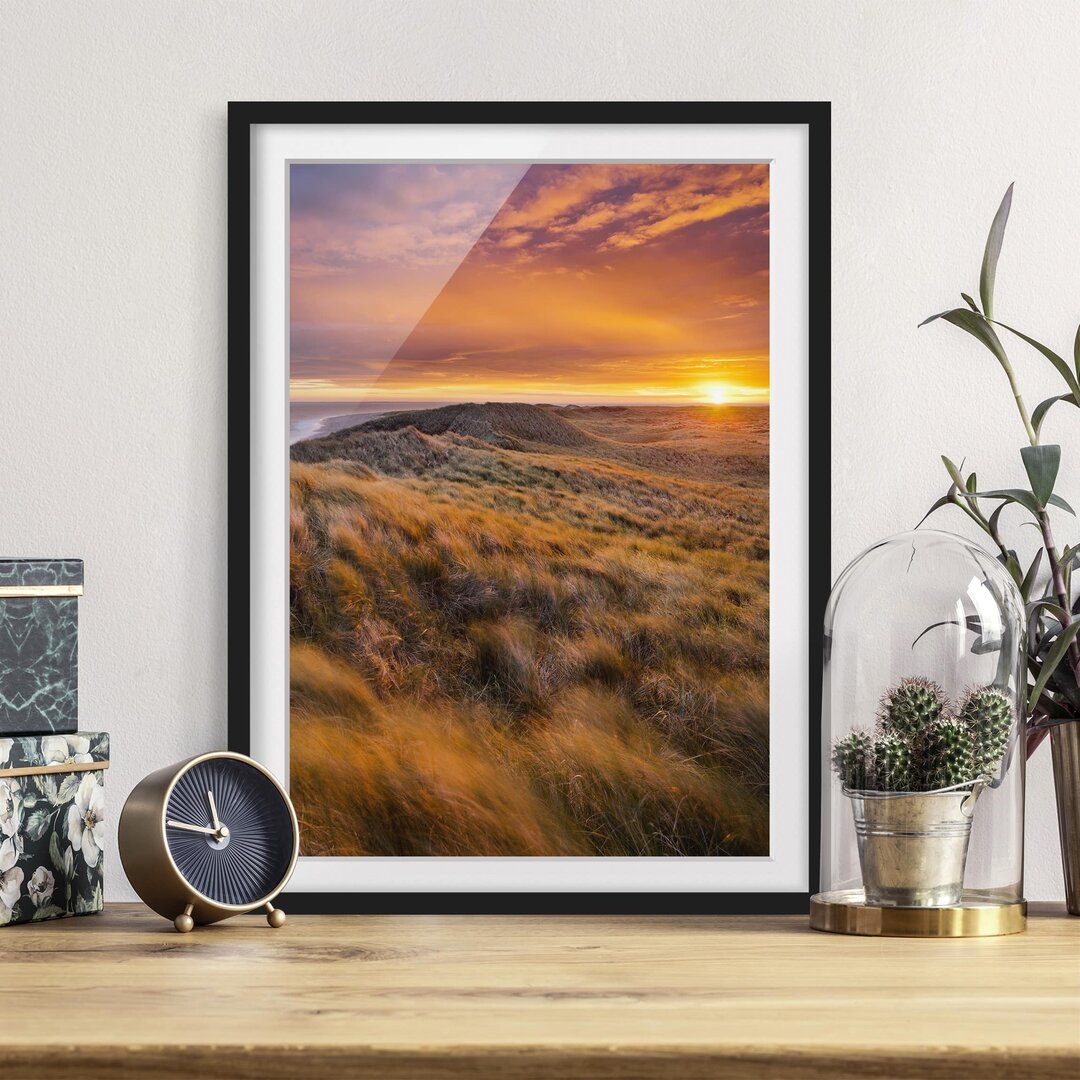 Gerahmtes Papierbild - Fotografie „Sunrise at the Beach in Sylt”