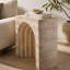 Console arquée 32,3 x 14,2 x 29,9 po moderne avec faux fini travertin beige