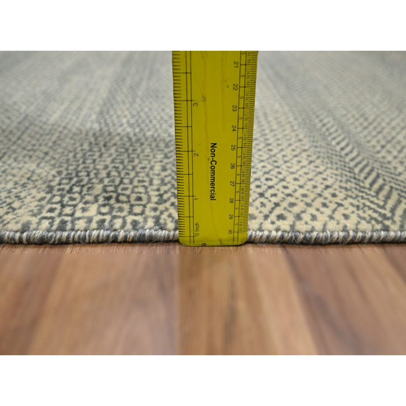 2 pi x 3 pi beige, noué à la main, motif d'herbe moderne, ton sur ton, laine naturelle non teinte, tapis, échantillon, tapis oriental