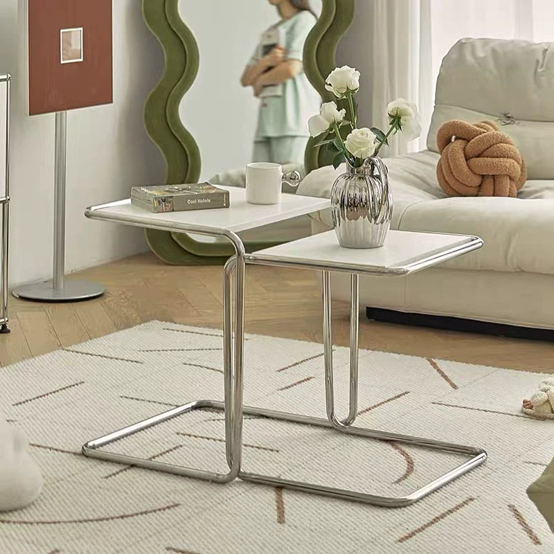 Table basse simple, tablette de canapé moderne, quelques styles extravagants à côté de la chambre à coucher.
