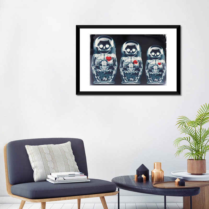 «Nesting Doll», impression sur toile tendue, Blanc, H 24 po x l 32 po x P 1 po, Papier avec cadre noir