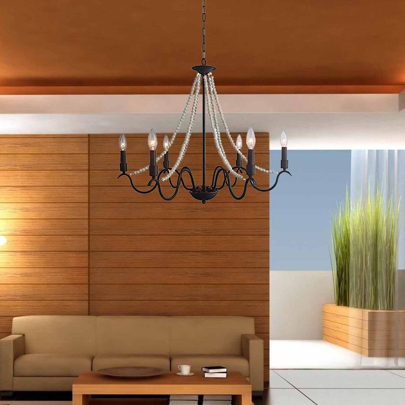 Lustre style chandelier 6 lumières au fini rustique avec perles en bois blanches