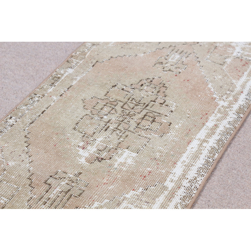 Découvrez le petit tapis turc anatolien rétro idéal pour orner les portes de son art éclectique tissé à la main