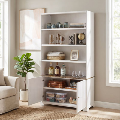 Grande armoire de rangement 91,1 "avec plateau de table en faux marbre, 3 tablettes ouvertes et portes doubles cannelées, bibliothèque autoportante en bois pour le salon et le bureau