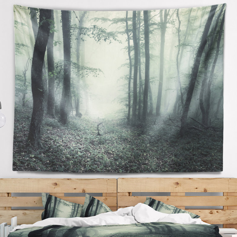 Sentier à travers une tapisserie forêt sombre, H 68 po x l 80 po
