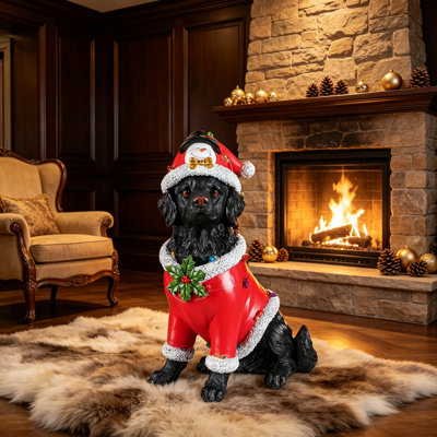 Statue festive de chien de Noël en tenue de père Noël rouge, parfaite pour les décorations des Fêtes et les étalages joyeux