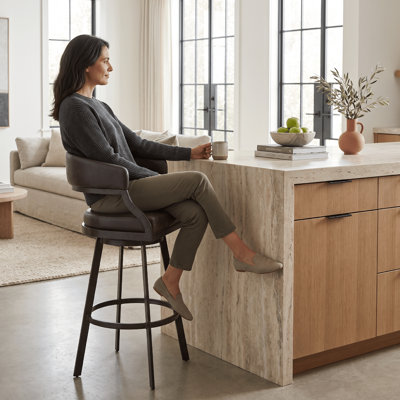 Tabouret de bar rotatif Dehn avec dossier ouvert et repose-pieds en métal et similicuir Dehn