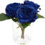 Faux roses en soie dans un vase en verre pour la décoration de la maison ou des toilettes-245254090