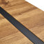 Ensemble de table et de chaises. Table de salle à manger moderne et minimaliste en bois aggloméré texturé avec structure en métal. Jumelé avec des chaises avec des coussins en suède doux et des pieds en métal noir.-796075832-796075835-796075838