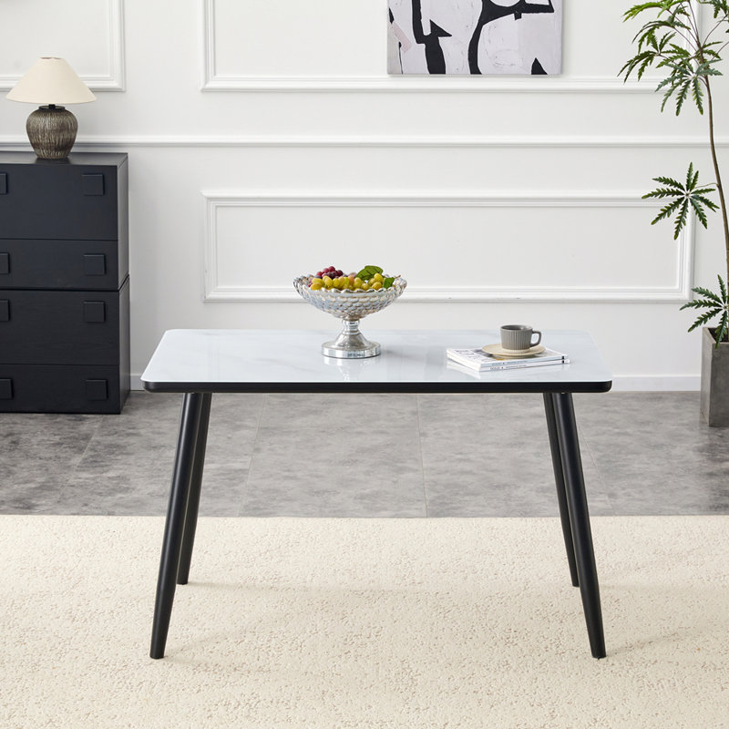 Table de salle à manger rectangulaire moderne et minimaliste, plateau en verre trempé, texture imitation marbre, pieds en métal noir, idéale pour 4 à 6 personnes dans un décor élégant.