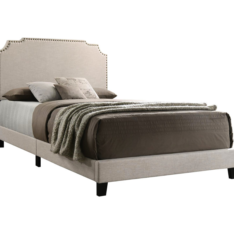 Grand lit à panneau beige avec tissu de qualité et garniture cloutée avec rembourrage doux et transitionnel