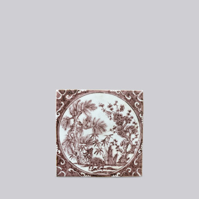 Carreau de cerf de bon augure en porcelaine rouge et blanc peint à la main