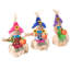 Trio d'épouvantails multicolores 12 po assis sur des balles de paille et de foin pour Halloween