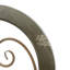 Décoration murale brune à volutes arquées en bois avec relief à volutes en métal
