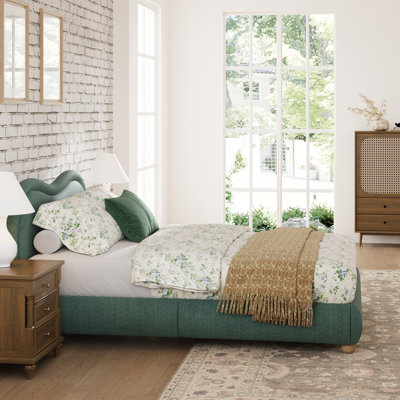 Structure de lit tapissier grand format avec tête de lit courbée, tissu en chenille, lattes en bois, pieds en bois massif, vert olive