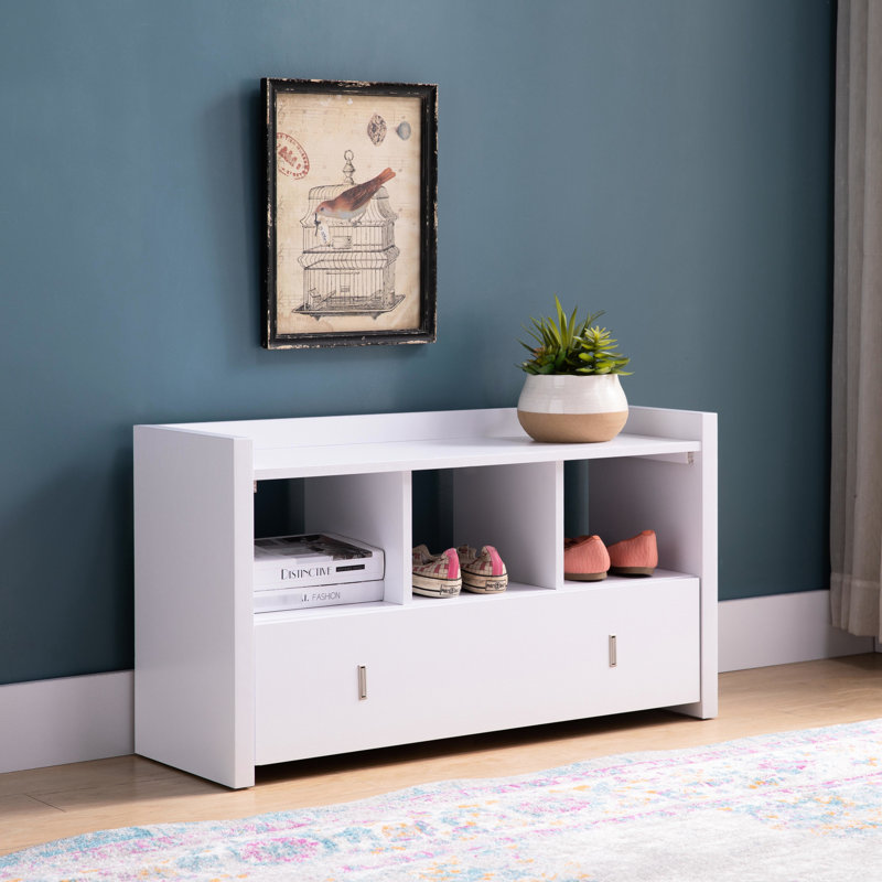 Banc à chaussures blanc avec trois tablettes et un tiroir de rangement