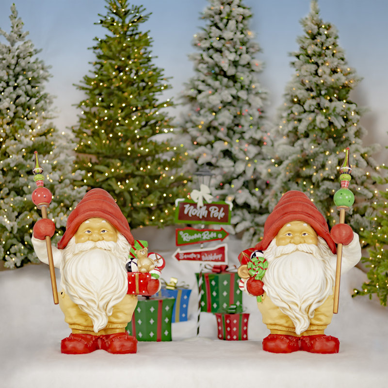 Père Noël gnome tenant des figurines "Nick & Kris"
