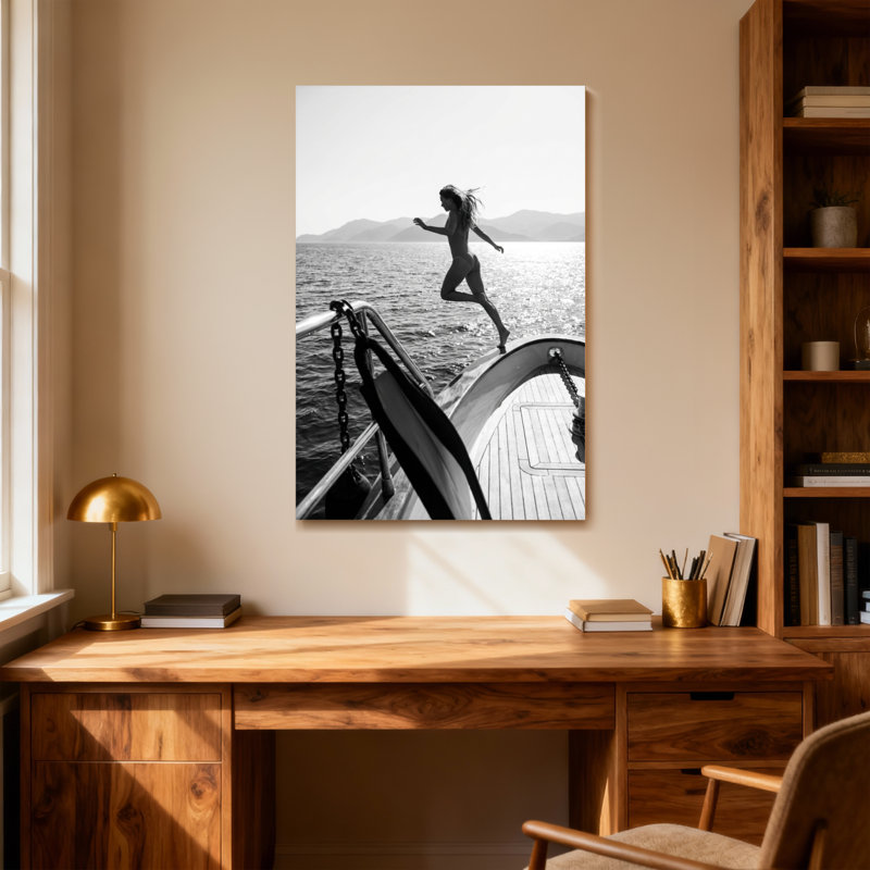 Femme abstraite qui court sur un pont de bateau sur fond océanique