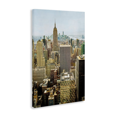 Toile surplombant des bâtiments urbains, design par Seven Trees Design
