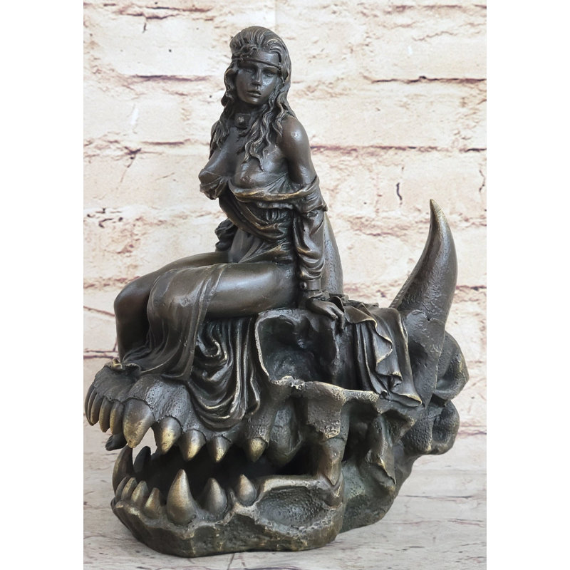 Sculpture de Karinne, fille assise sur un crâne de démon à cornes en bronze