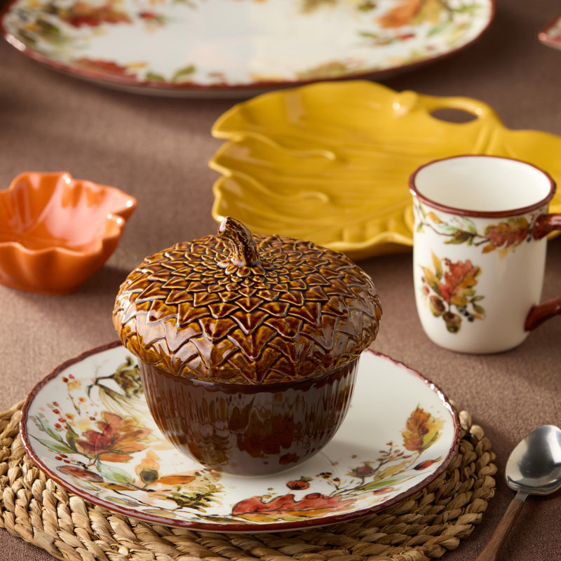 Ensemble de 2 bols à soupe Autumn Meadows - Deux bols en grès fantaisistes de 22 onces sculptés comme le gland d'automne classique, avec des couvercles bruns richement texturés qui réchauffent chaque portion individuelle.