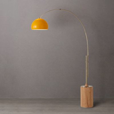 Lampe à arc 1 lumière H 92 po Tambo Half Dome, demi-dôme moutarde, corps en laiton patiné, base en bois clair, à intensité variable, pour le salon ou la chambre à coucher