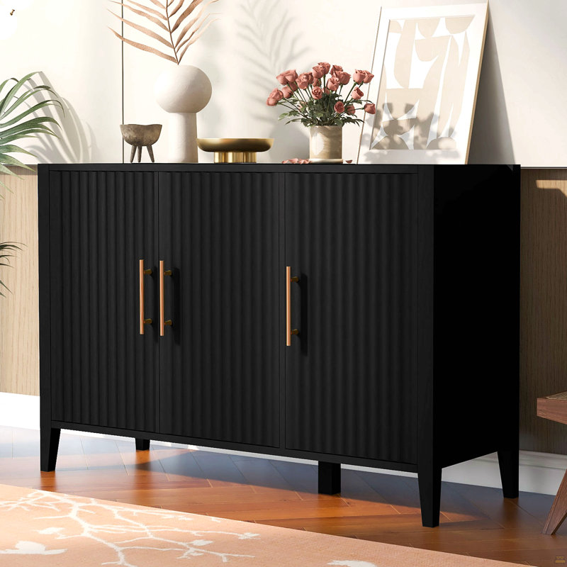 Armoire de rangement à trois portes avec poignées en métal