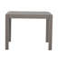 Deux chaises d'appoint avec une table basse pour le salon-1093131590