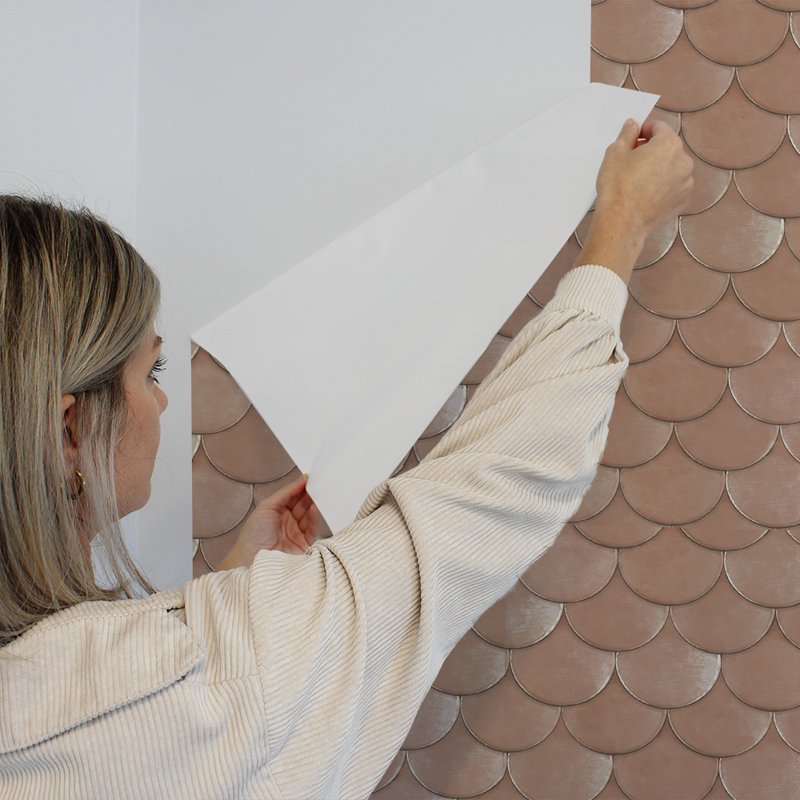 Papier peint laiton cuivré peler et coller par Genevieve Gorder, Rose