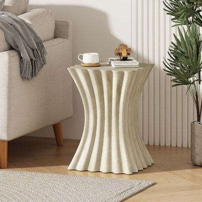 Table d'appoint MGO Archaistic Wavy avec finition en grès antique, durable et polyvalente pour une utilisation intérieure et extérieure