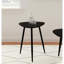 Table d'appoint triangulaire moderne en bois de manguier massif, fini noir profond, pattes évasées pour une meilleure stabilité.