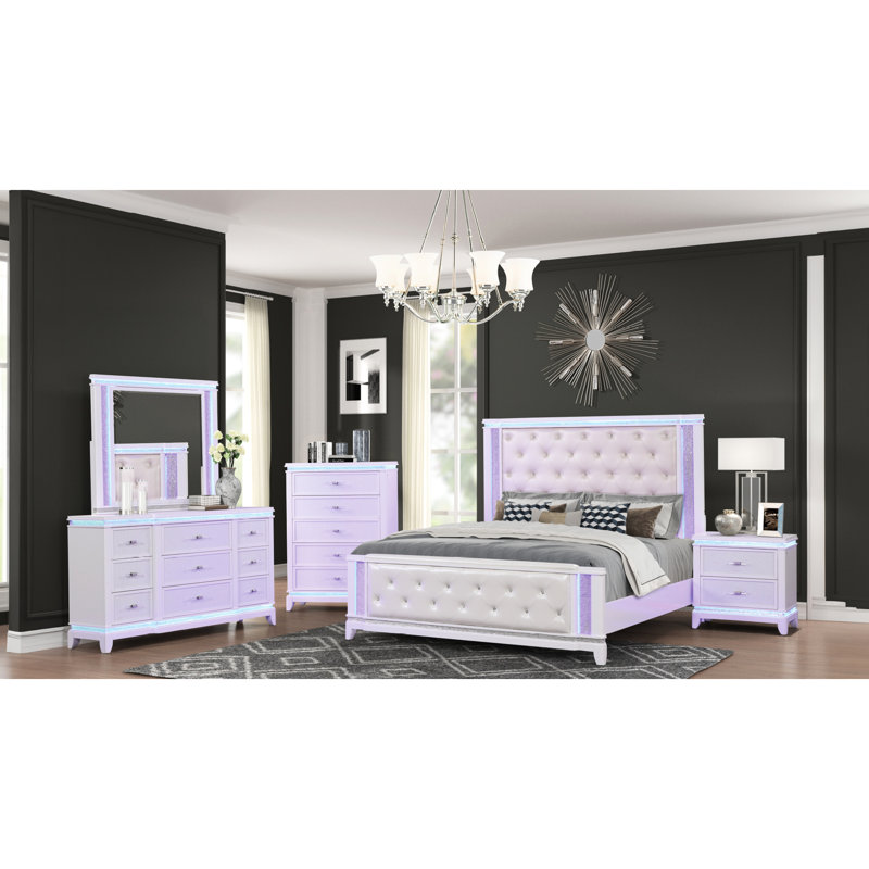 Grand lit blanc laiteux avec cristal comme Perplex, tête de lit moderne et luminaire pour la chambre à coucher