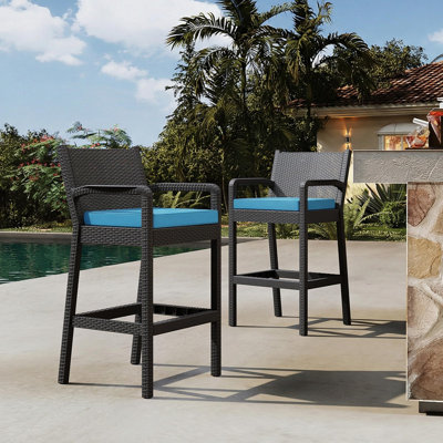 Ensemble de 2 tabourets de bar d'extérieur en osier de 30 po avec coussins et chaises de patio résistantes aux intempéries pour terrasse, piscine ou balcon