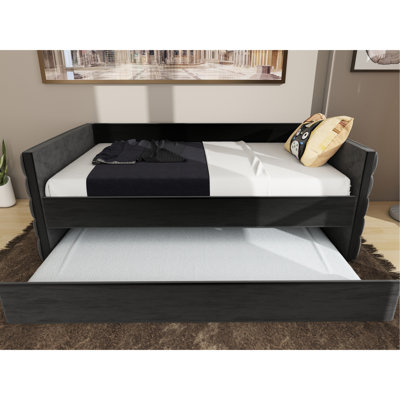 Lit de jour simple avec lit gigogne, lit en velours noir, détails dorés pour l'élégance, surface de couchage confortable, espaces compacts idéaux, aspect luxueux, multifonctionnel dans le salon, assemblage rapide