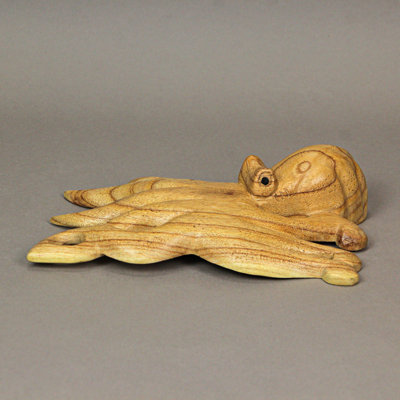 Figurine de pieuvre nautique en bois brun naturel sculpté à la main de 8,25 pouces de largeur