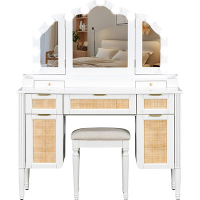 Table de coiffeuse de 44,22 po avec 13 ampoules inspirées, 3 options d'éclairage, miroir à trois volets, 5 tiroirs, tablettes et charge intégrée, attrait rétro de style bord de mer pour les lumières de bureau de chambre à coucher, charge de rangement