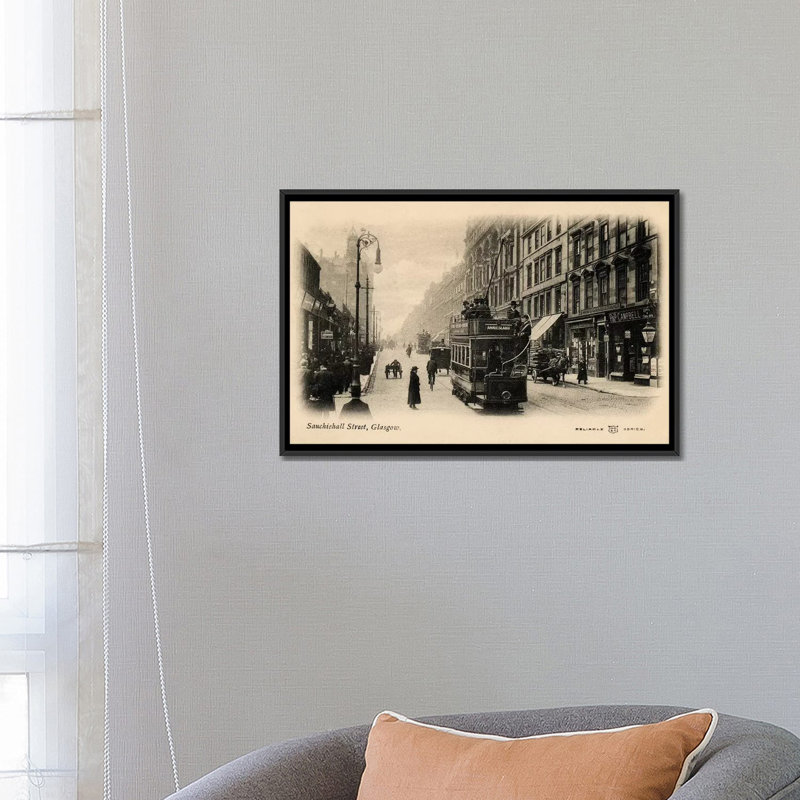 «Glasgow» par Alan Paul, impression sur toile tendue, H 32 po x l 48 po x P 1,5 po, Toile avec cadre noir, Pas de tapis