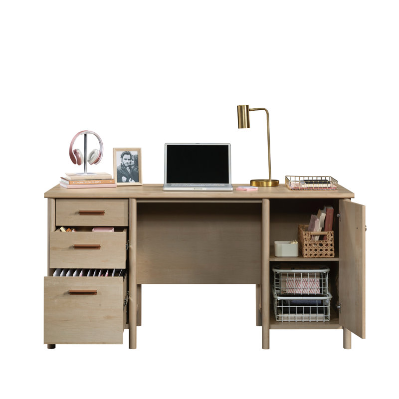 Bureau d'ordinateur brun de style transitionnel avec un grand plateau et de nombreux tiroirs de rangement, idéal pour l'organisation de la maison.