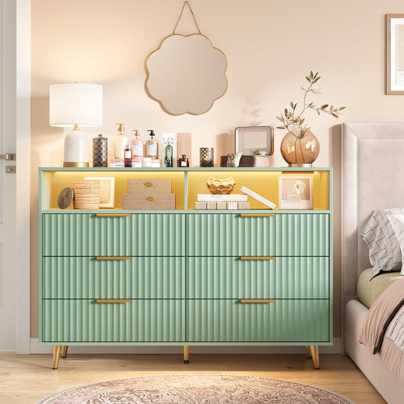 Commode cannelée moderne à 6 tiroirs avec station de charge, large commode avec poignées dorées et tablette de rangement ouverte