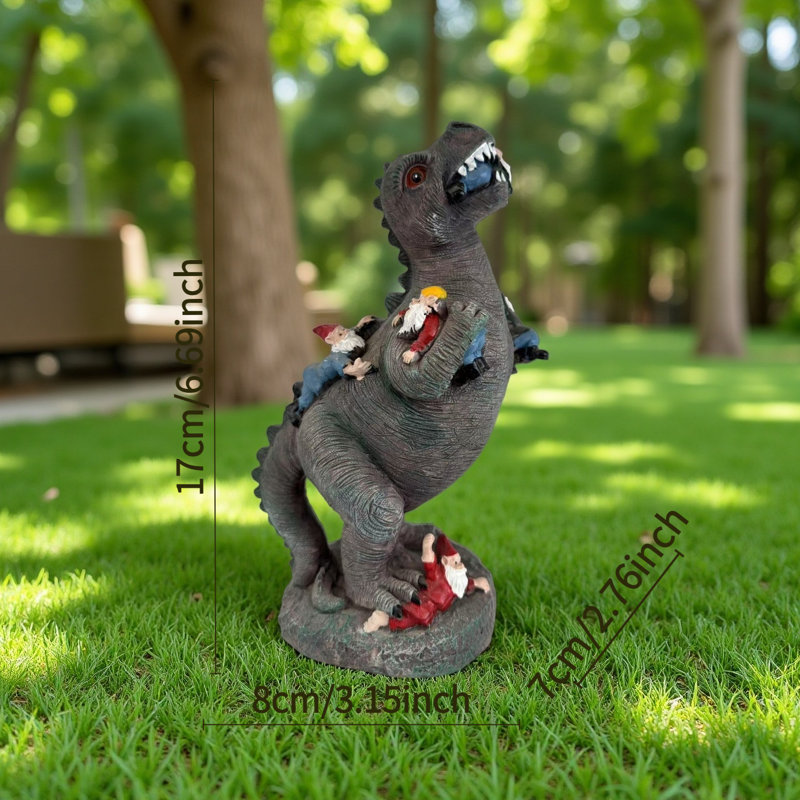 Chimpanzé et statues naines
