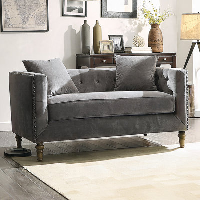 Causeuse en velours gris Sidonia avec 2 coussins, capitonnage à boutons et garniture cloutée