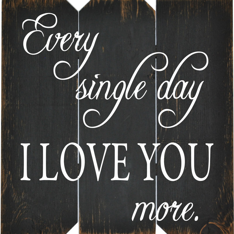« every single day i love you more », art textuel sur bois noir sur plaque