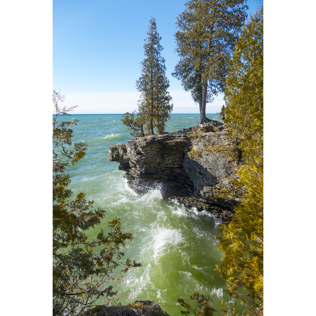 Lake Michigan Waves Crash On Rocky Shores, Cave Point, Wisconsin von JamesBrey - No Frame Kunstdrucke auf Leinwand